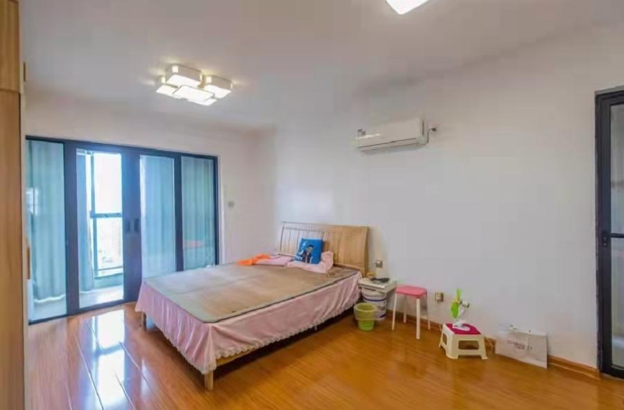 藍(lán)山郡法拍房三期G棟2704室（包括室內(nèi)可移動(dòng)的家具家電，但不含冰箱）